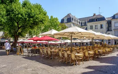 Restaurant ou autre lieu de restauration dans l'établissement Appartement tout confort Vieux Tours avec parking privé 4p