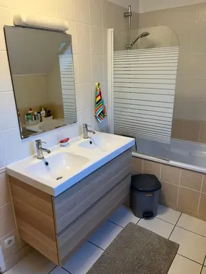 Salle de bains dans l'établissement Chambres dans maison familiale
