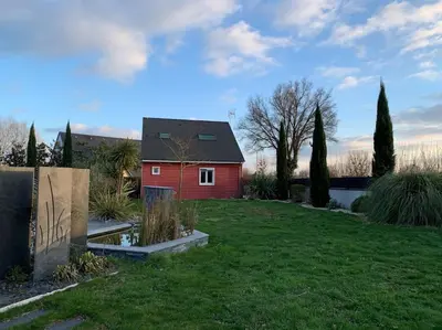 Jardin de l'établissement Très beau gîte neuf et fonctionnel aux portes du Mans et du circuit
