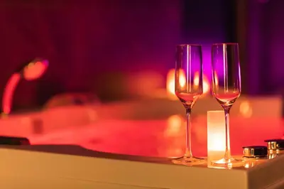 Boissons dans l'établissement * Spa & Détente # Suite Privée # Tours # Netflix *