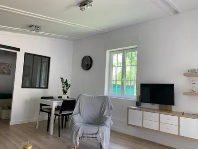 Télévision ou salle de divertissement dans l'établissement joli logement indépendant