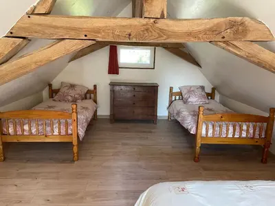 Un ou plusieurs lits dans un hébergement de l'établissement Gîte cosy au calme avec grand jardin, proche du Mans - Parking privé, Wifi fibre, équipements complets - FR-1-410-392