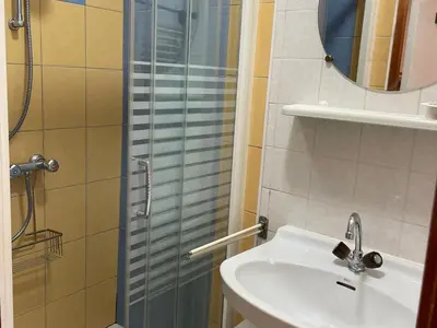 Salle de bains dans l'établissement Gîte cosy au calme avec grand jardin, proche du Mans - Parking privé, Wifi fibre, équipements complets - FR-1-410-392