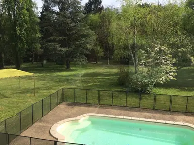 Piscine de l'établissement Maison familiale au cœur d'une forêt centenaire avec piscine et proche du Zoo de la Flèche - FR-1-410-395 ou située à proximité