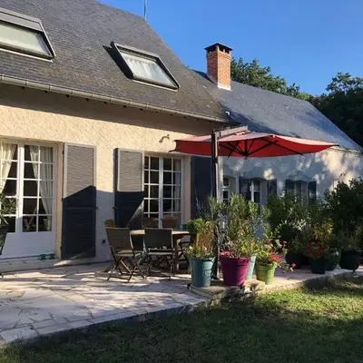 Maison familiale au cœur d'une forêt centenaire avec piscine et proche du Zoo de la Flèche - FR-1-410-395