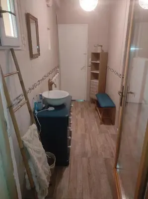 Salle de bains dans l'établissement Maisonnette perchée au cœur de la nature