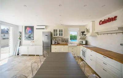 Cuisine ou kitchenette dans l'établissement 3 Bedroom Amazing Home In Fondettes