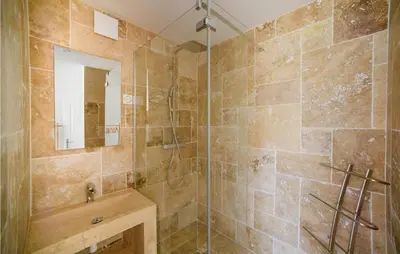 Salle de bains dans l'établissement 3 Bedroom Amazing Home In Fondettes