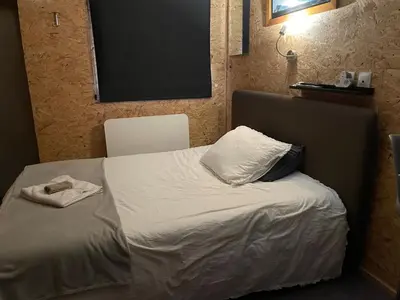 Un ou plusieurs lits dans un hébergement de l'établissement Studio avec terrasse et parking au Mans