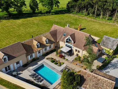 Piscine de l'établissement Luxe et sérénité : jacuzzi, sauna, piscine chauffée, home-cinéma et plus près du Mans - FR-1-410-396 ou située à proximité