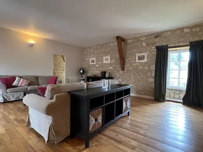 Coin salon dans l'établissement Gîtes du château de La Celle-Guenand