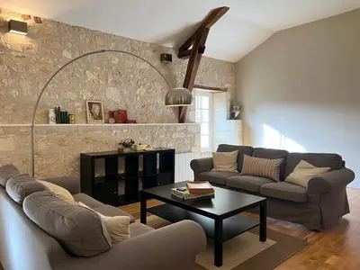 Coin salon dans l'établissement Gîtes du château de La Celle-Guenand