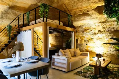 Coin salon dans l'établissement Suite troglodyte & spa privé - Luxe et détente