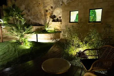 Jardin de l'établissement La falaise perdue, Suite troglodyte & spa privé